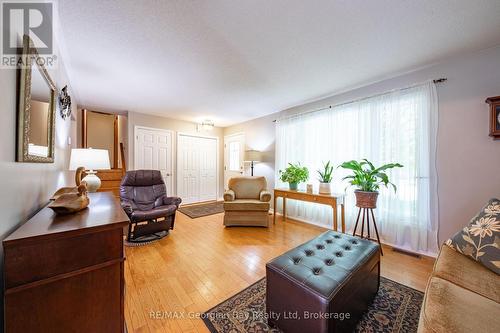 32 Bonaventure Place, Penetanguishene, ON - Indoor Photo Showing Living Room