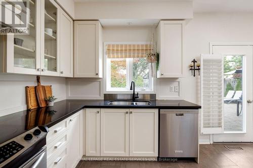 2202 Brookhaven Crescent, Oakville, ON - Indoor Photo Showing Kitchen With Double Sink