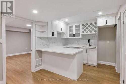 2202 Brookhaven Crescent, Oakville, ON - Indoor Photo Showing Kitchen