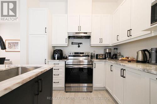 3911 Koenig Road, Burlington, ON - Indoor Photo Showing Kitchen