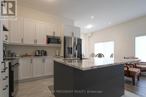 3911 Koenig Road, Burlington, ON - Indoor Photo Showing Kitchen With Upgraded Kitchen
