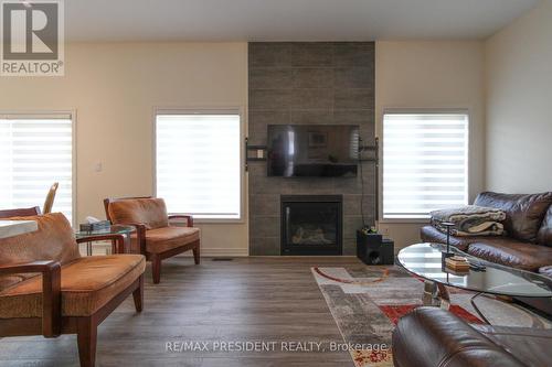 3911 Koenig Road, Burlington, ON - Indoor Photo Showing Living Room With Fireplace
