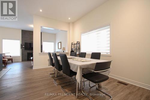 3911 Koenig Road, Burlington, ON - Indoor Photo Showing Dining Room