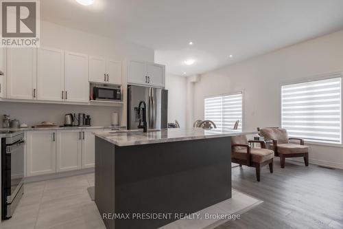 3911 Koenig Road, Burlington, ON - Indoor Photo Showing Kitchen With Upgraded Kitchen