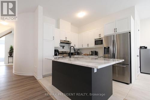 3911 Koenig Road, Burlington, ON - Indoor Photo Showing Kitchen With Upgraded Kitchen