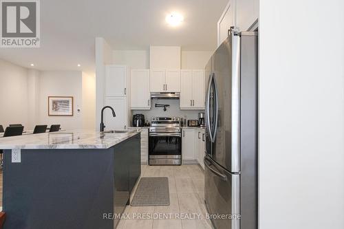 3911 Koenig Road, Burlington, ON - Indoor Photo Showing Kitchen With Upgraded Kitchen