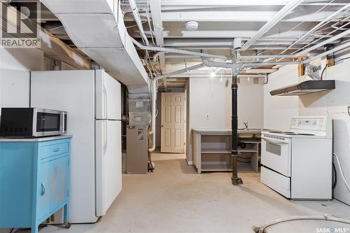 100 Knowles Crescent, Regina, SK - Indoor Photo Showing Laundry Room