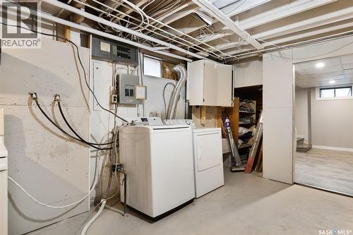 100 Knowles Crescent, Regina, SK - Indoor Photo Showing Laundry Room