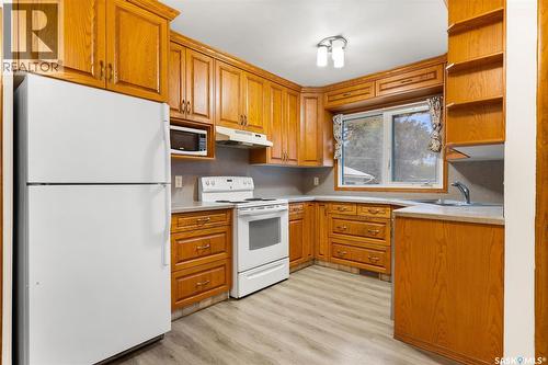 100 Knowles Crescent, Regina, SK - Indoor Photo Showing Kitchen