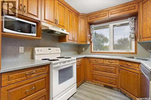 100 Knowles Crescent, Regina, SK - Indoor Photo Showing Kitchen