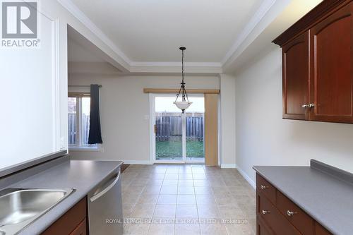5229 Autumn Harvest Way, Burlington, ON - Indoor Photo Showing Kitchen