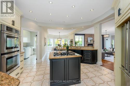 21 Turtle Lake Drive, Halton Hills, ON - Indoor Photo Showing Kitchen With Upgraded Kitchen