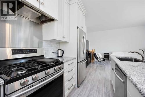 209 Meadowlark Lane, Sarnia, ON - Indoor Photo Showing Kitchen With Upgraded Kitchen