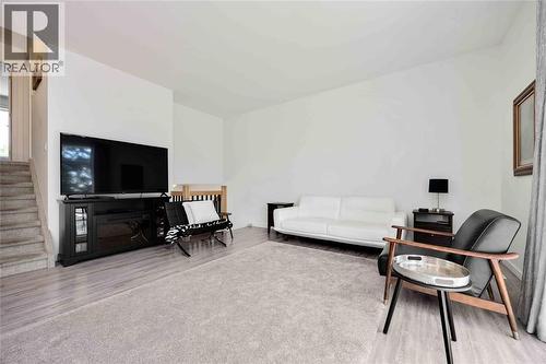 209 Meadowlark Lane, Sarnia, ON - Indoor Photo Showing Living Room