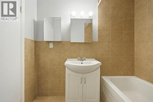 150 College Avenue North, Sarnia, ON - Indoor Photo Showing Bathroom