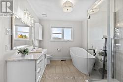 Elegant ensuite w/ walk in shower & soaker tub - 