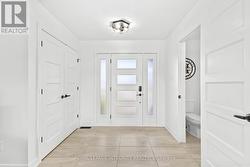 Spacious entrance with powder bath access - 