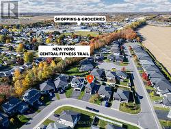 Direct street to access to 10 km trail to Russell - 