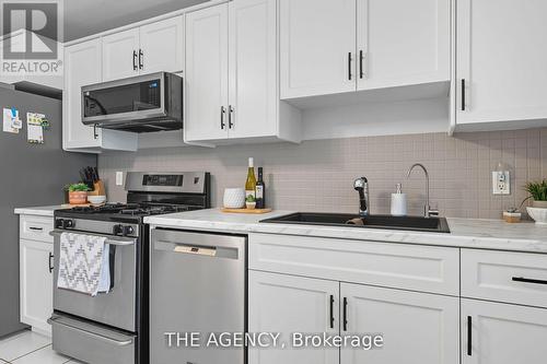 6359 Lyons Creek Road, Niagara Falls (Lyons Creek), ON - Indoor Photo Showing Kitchen With Double Sink With Upgraded Kitchen