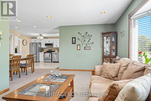 6359 Lyons Creek Road, Niagara Falls (Lyons Creek), ON - Indoor Photo Showing Living Room