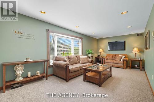 6359 Lyons Creek Road, Niagara Falls (Lyons Creek), ON - Indoor Photo Showing Living Room
