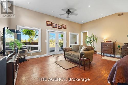 Versatile master: 2 walk-ins + yard walkout - 6359 Lyons Creek Road, Niagara Falls (Lyons Creek), ON - Indoor Photo Showing Living Room