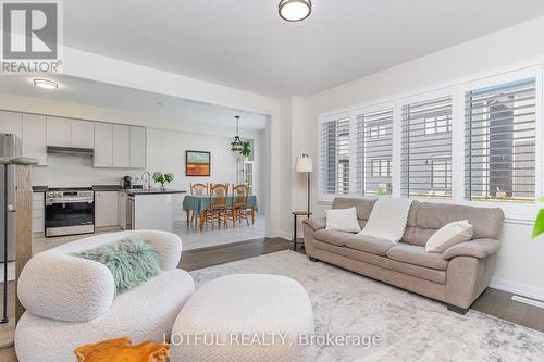 82 Lilac Circle, Haldimand, ON - Indoor Photo Showing Living Room