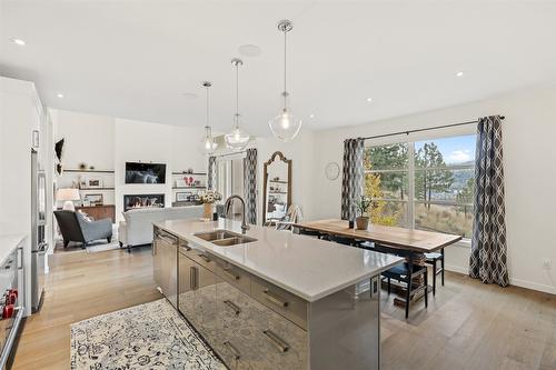 18-1395 Prairie Rose Drive, Kamloops, BC - Indoor Photo Showing Kitchen With Double Sink With Upgraded Kitchen