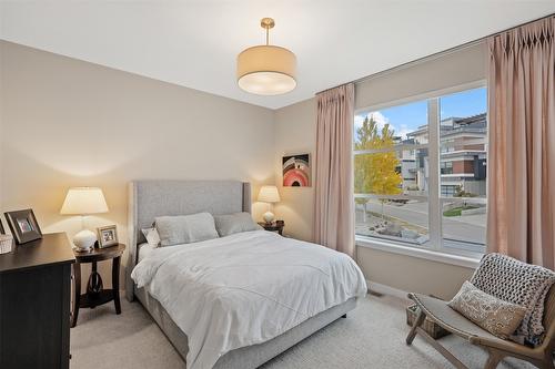 18-1395 Prairie Rose Drive, Kamloops, BC - Indoor Photo Showing Bedroom