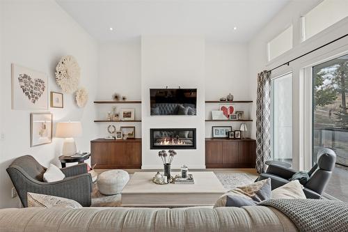 18-1395 Prairie Rose Drive, Kamloops, BC - Indoor Photo Showing Living Room With Fireplace