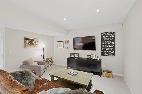 18-1395 Prairie Rose Drive, Kamloops, BC - Indoor Photo Showing Living Room