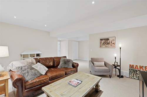 18-1395 Prairie Rose Drive, Kamloops, BC - Indoor Photo Showing Living Room