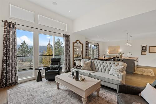 18-1395 Prairie Rose Drive, Kamloops, BC - Indoor Photo Showing Living Room