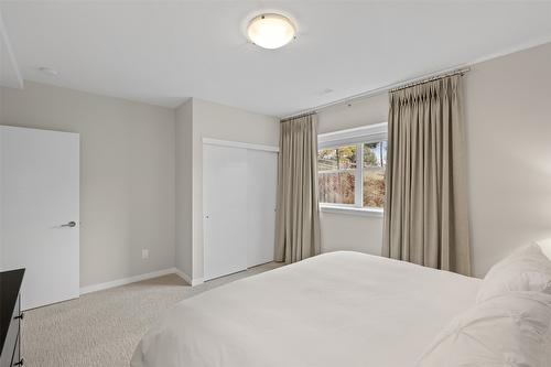 18-1395 Prairie Rose Drive, Kamloops, BC - Indoor Photo Showing Bedroom