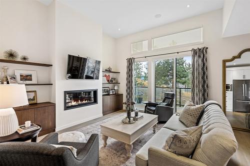 18-1395 Prairie Rose Drive, Kamloops, BC - Indoor Photo Showing Living Room With Fireplace