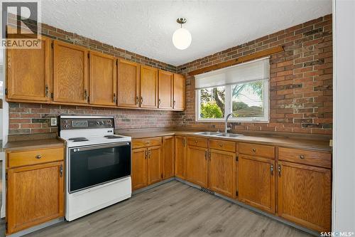 182 Hamilton Street N, Regina, SK - Indoor Photo Showing Kitchen With Double Sink