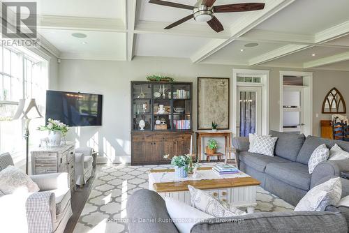 1422 Muskoka Rd 118 Road W, Bracebridge (Monck (Bracebridge)), ON - Indoor Photo Showing Living Room