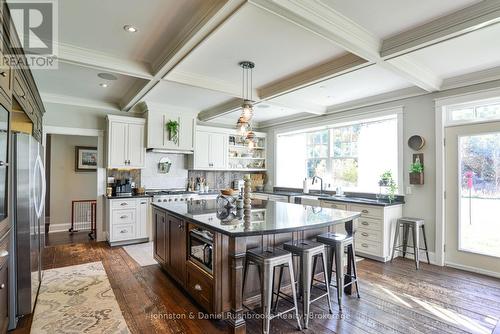 1422 Muskoka Rd 118 Road W, Bracebridge (Monck (Bracebridge)), ON - Indoor Photo Showing Kitchen With Upgraded Kitchen