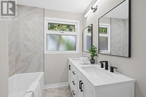 Main 4 Piece Bathroom - 968 Walkley Road, Ottawa, ON - Indoor Photo Showing Bathroom