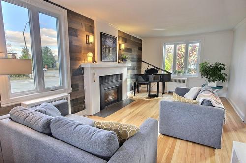 Salon - 507 Av. Murdoch, Rouyn-Noranda, QC - Indoor Photo Showing Living Room With Fireplace