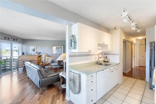 201-375 Newcastle Ave, Nanaimo, BC - Indoor Photo Showing Kitchen