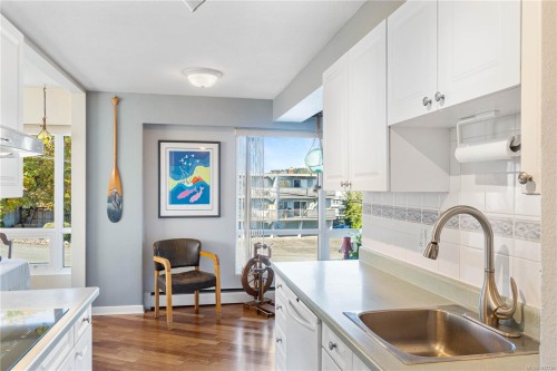 201-375 Newcastle Ave, Nanaimo, BC - Indoor Photo Showing Kitchen