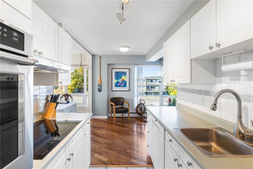 201-375 Newcastle Ave, Nanaimo, BC - Indoor Photo Showing Kitchen