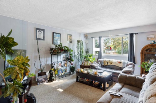 5430/5432 Bergen Op Zoom Dr, Nanaimo, BC - Indoor Photo Showing Living Room