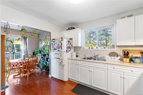 5430/5432 Bergen Op Zoom Dr, Nanaimo, BC - Indoor Photo Showing Kitchen With Double Sink
