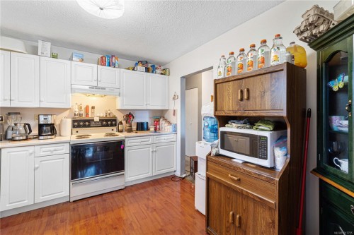 5430/5432 Bergen Op Zoom Dr, Nanaimo, BC - Indoor Photo Showing Kitchen
