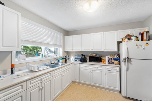 5430/5432 Bergen Op Zoom Dr, Nanaimo, BC - Indoor Photo Showing Kitchen With Double Sink