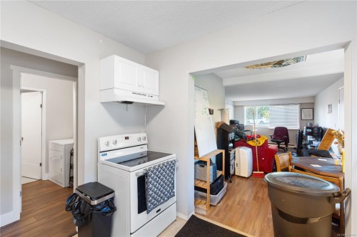 5430/5432 Bergen Op Zoom Dr, Nanaimo, BC - Indoor Photo Showing Laundry Room