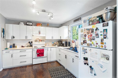 5430/5432 Bergen Op Zoom Dr, Nanaimo, BC - Indoor Photo Showing Kitchen