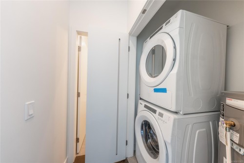 407-9570 Fifth St, Sidney, BC - Indoor Photo Showing Laundry Room